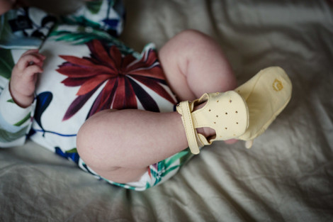 Imagine Moonie's - Papucei de piele pentru bebelusi - Galben